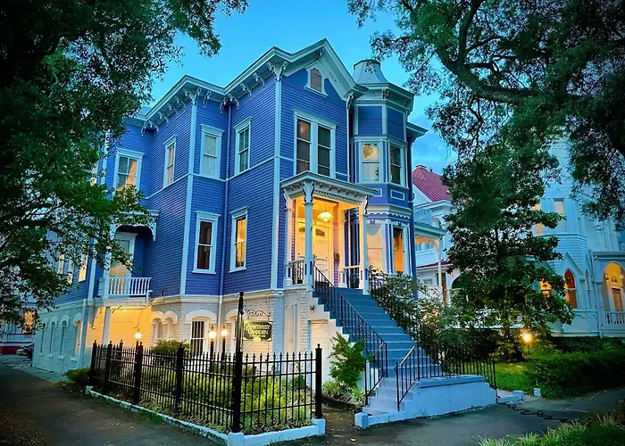 Amethyst Garden Bed & Breakfast Savannah - 4 star Hotel