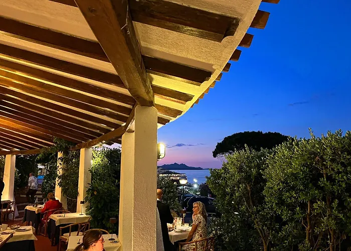 Hotel Punta Est Baja Sardinia Mit Golfplatz