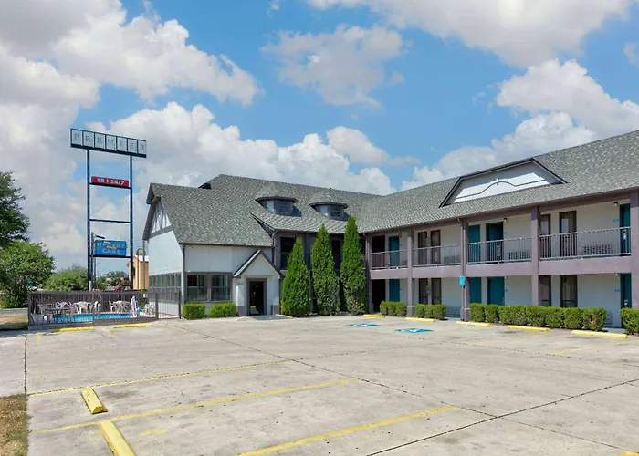 Howard Johnson By Wyndham San Marcos
