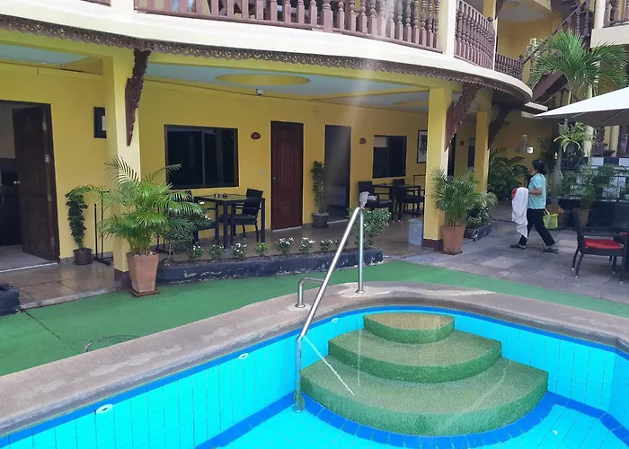 Phratamnak Inn - 100 Meter From Beach Pattaya