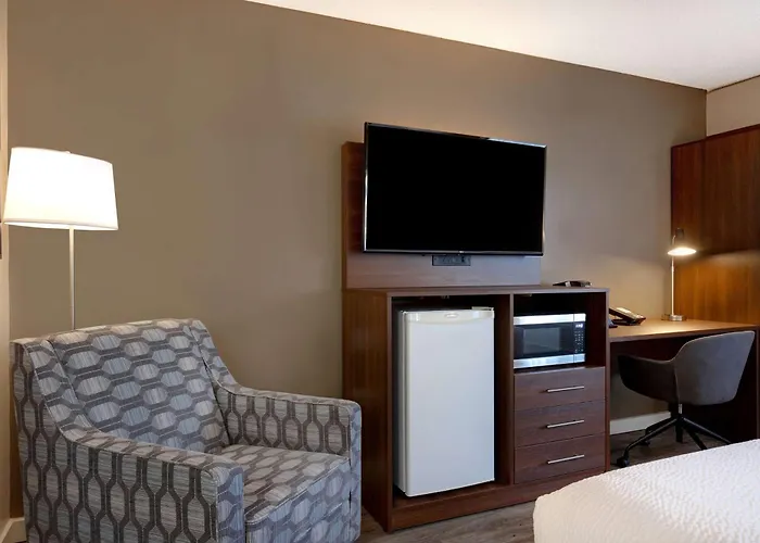 Days Inn By Wyndham Victoria Uptown With Golf Course