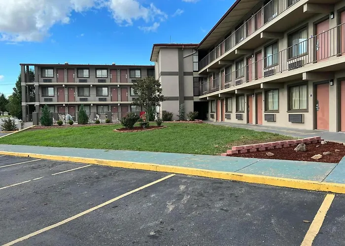 Days Inn & Suites By Wyndham Springfield On I-44