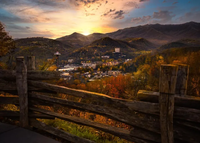 Lazy Bear Lodge, Hot Tub, Resort Pool, Wifi, 1089 Free Tickets Each Paid Day, Dollywood And More Gatlinburg