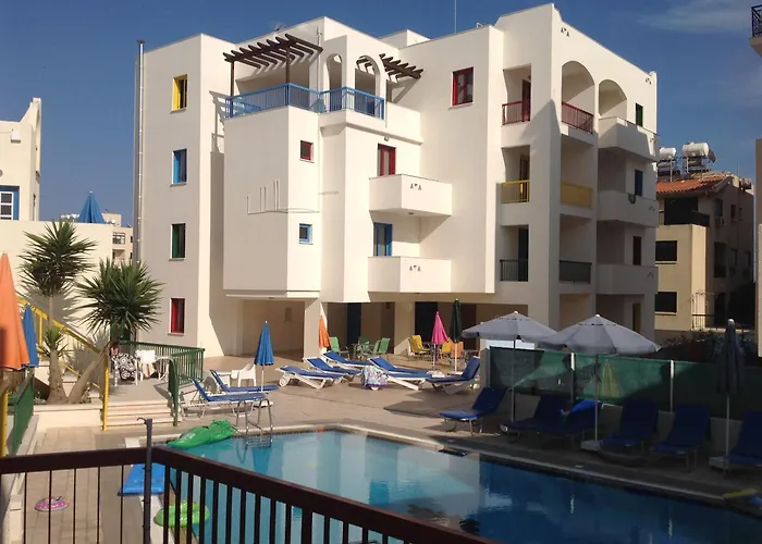 Sea N Lake View Hotel Apartments Larnaka