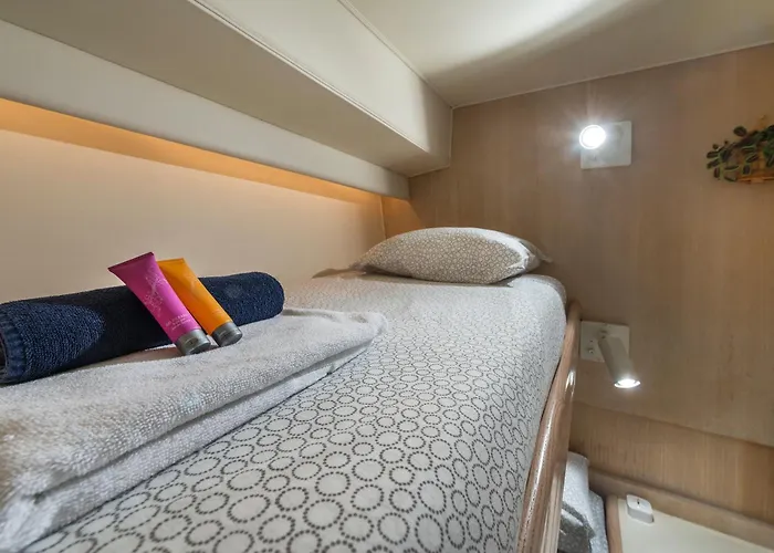 Boat Accommodations Barcelona Sant Adrià de Besòs