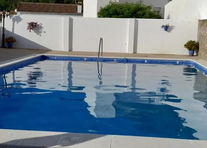 Villa Casas el Albarracín El Bosque  con Piscina