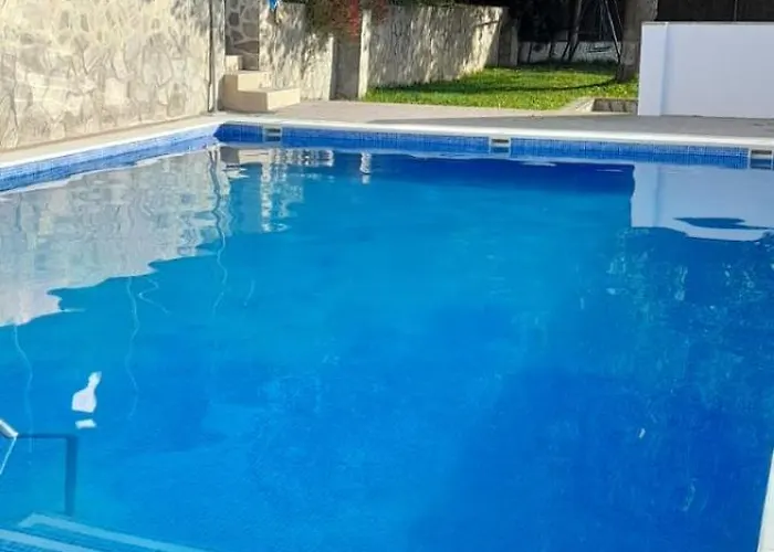Villa Casas el Albarracín El Bosque  con Piscina