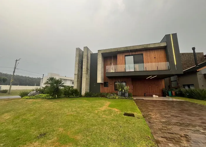 Casa Luxuosa no Condomínio Costa Serena