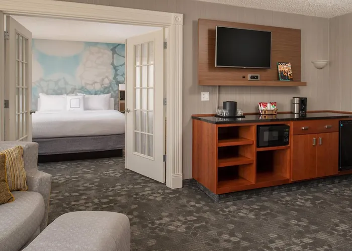Courtyard By Marriott Portland Airport Hotel With Golf Course