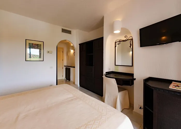 Hotel Punta Est Baja Sardinia Mit Golfplatz