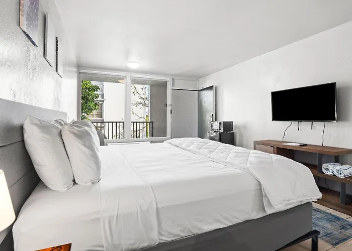 Small Luxury Hotels in Hollywood