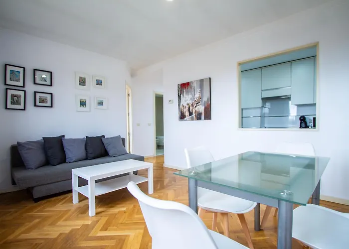Apartamentos Cinco Rosas Madrid