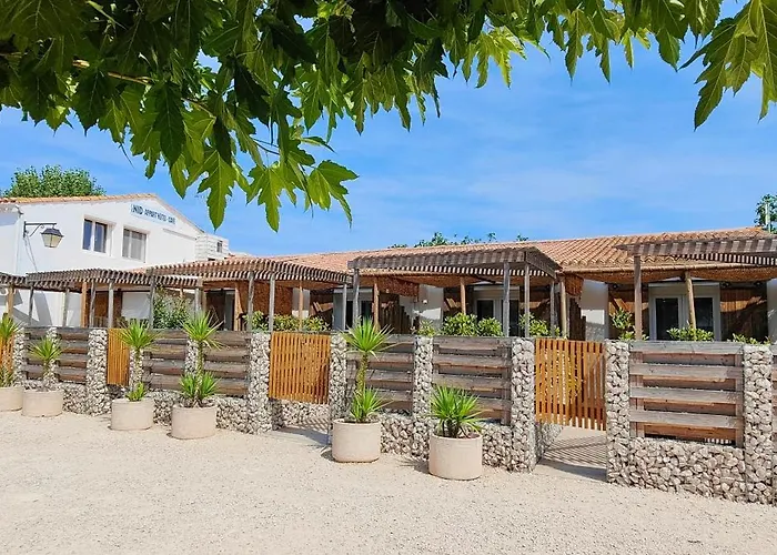 Aparthotel Logis Le Nid du Pont de Gau à Les Les Saintes-Maries-de-la-Mer