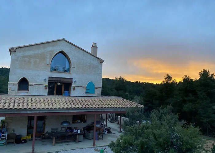 B&B Masia Katmandú Cretas con Piscina