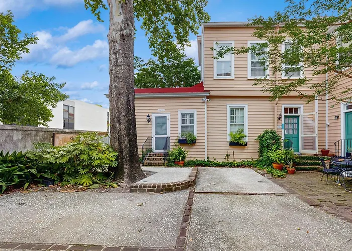 4 Bee St Villa Charleston