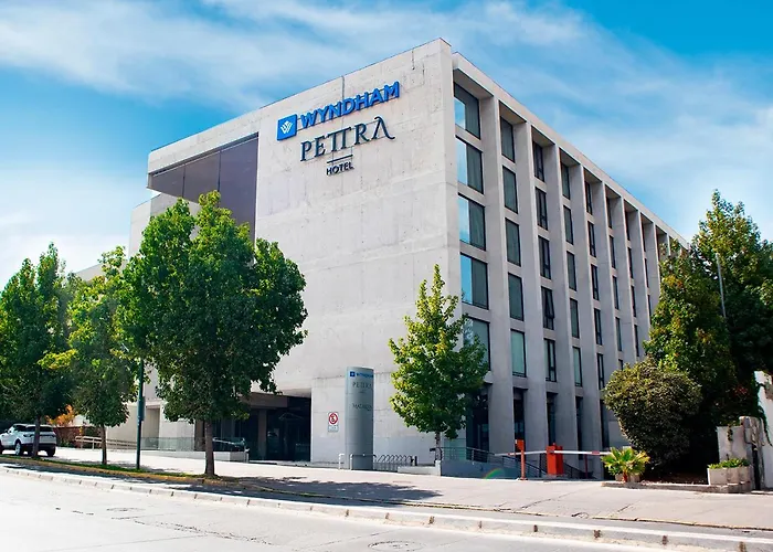 Wyndham Santiago Pettra Hotel