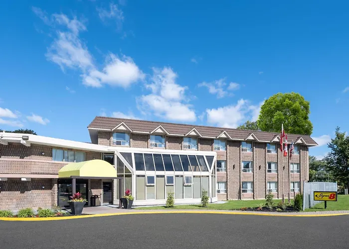 Super 8 By Wyndham Toronto East On