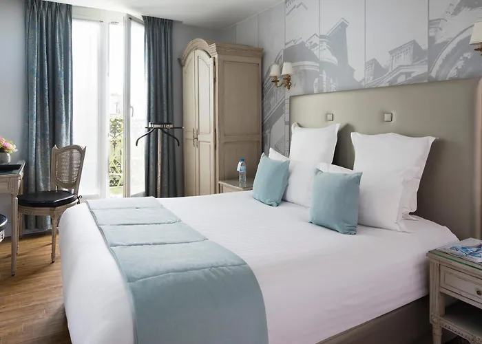Hotel Plaza Elysées París Con una Pista de Golf