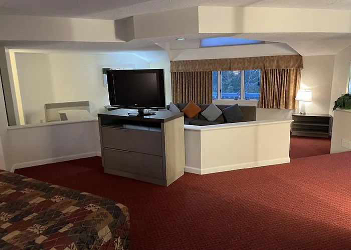 Econo Lodge Inn & Suites Groton
