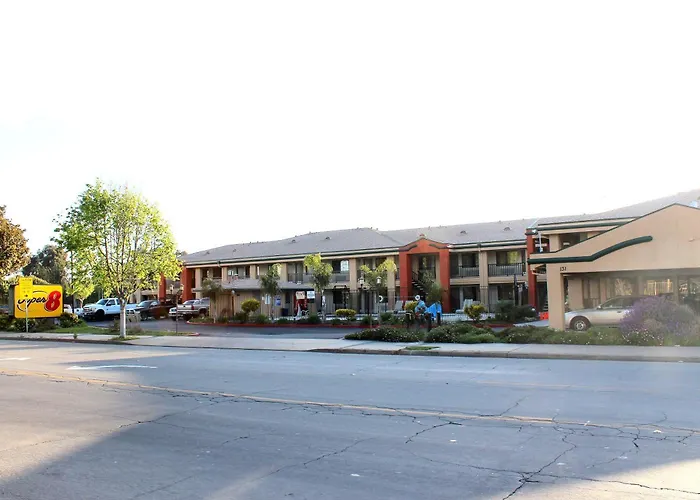 Motel Super 8 By Wyndham Salinas