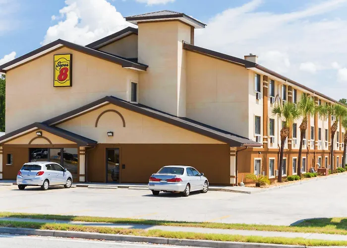 Pet friendly Super 8 By Wyndham Brunswick/St Simons Island Area Hotel