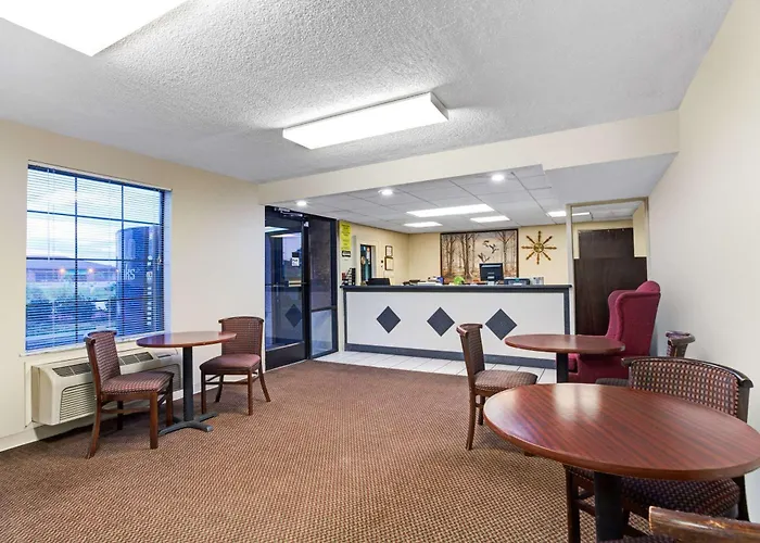 Super 8 By Wyndham Clarksville East With Golf Course