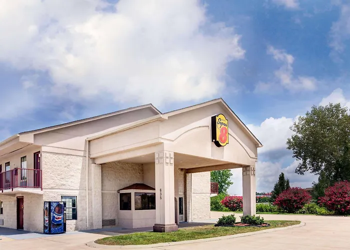 Super 8 By Wyndham Clarksville East With Golf Course