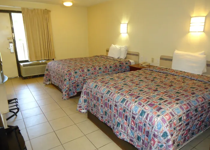 Super 6 Inn & Suites Pensacola
