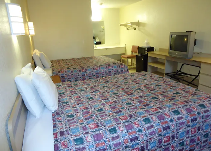 Super 6 Inn & Suites Pensacola