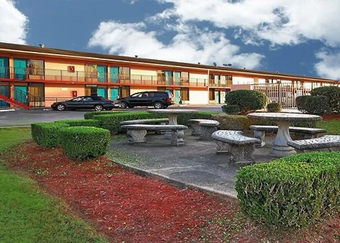 Super 6 Inn & Suites Pensacola Ferry Pass
