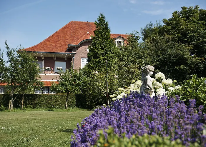 Villa Magnolia Oostkapelle met golfbaan