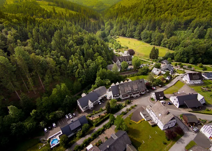 Hotel & Gasthof Hubertushoehe - Ihr Hotel Fuer Urlaub Mit Hund Schmallenberg met golfbaan