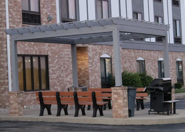 Holiday Inn Express & Suites Greenfield By Ihg