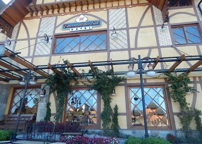 Life Hotel Infinity Gramado Com um Campo de golfe