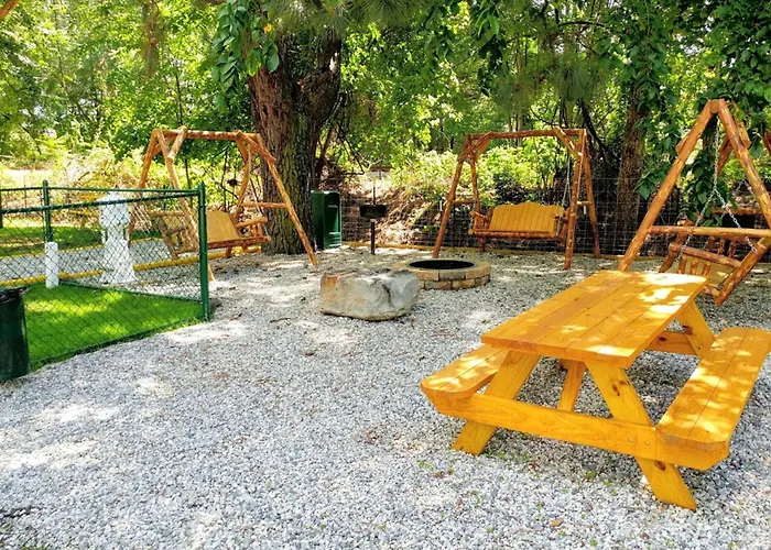 Pet friendly Anvil Campground Williamsburg