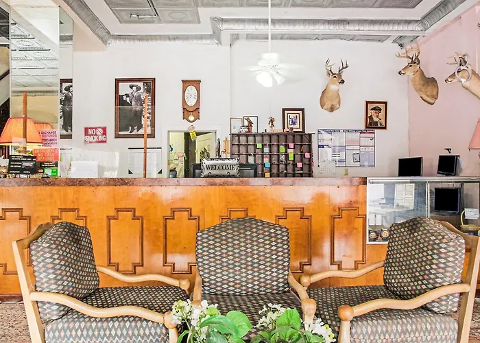 Oyo Historic Cameron Hotel Brownsville I-69E