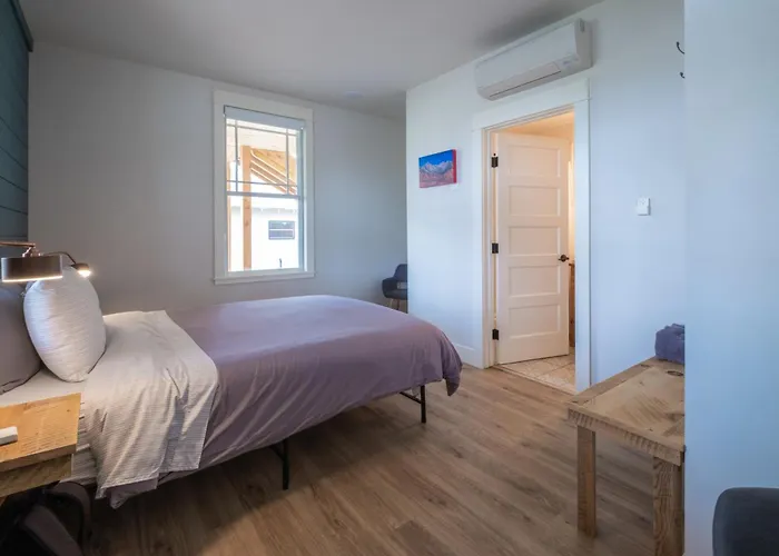Eastside Guesthouse And Bivy Bishop