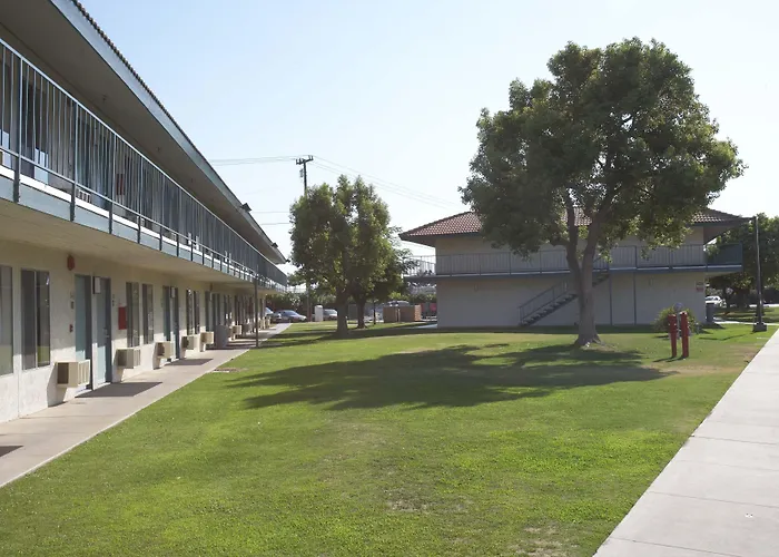 Days-Inn By Wyndham Bakersfield