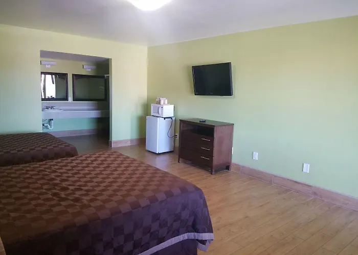 Simple Rewards Inn Roswell With Golf Course