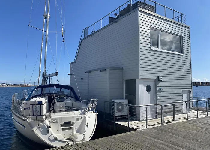 Schwimmendes Ferienhaus Antares One rundum Wasserblick Sauna Sonnendeck by Seeblick Ferien Olpenitz