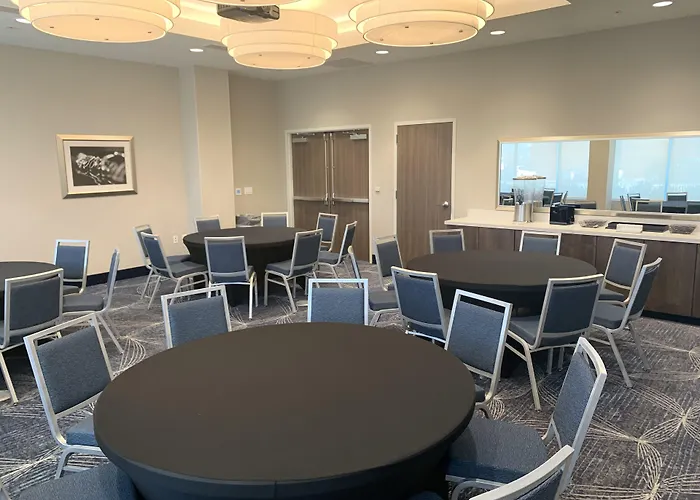 La Quinta Inn & Suites By Wyndham Kansas City Beacon Hill