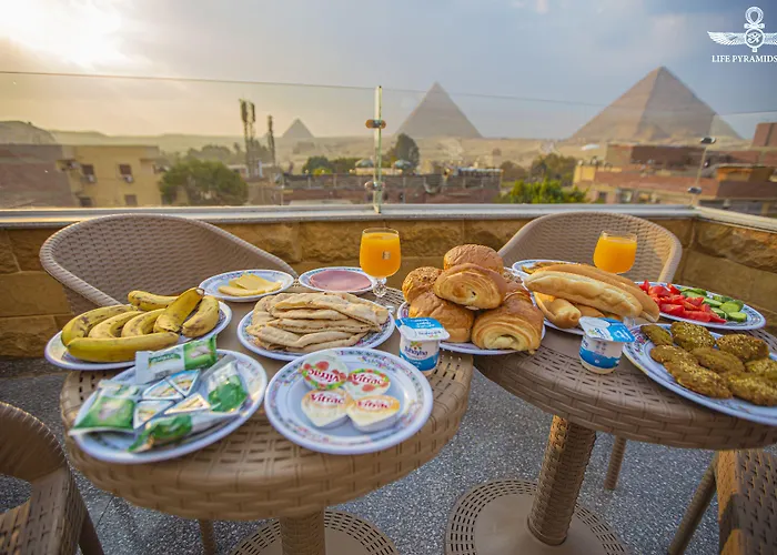 Life Pyramids Inn Kafret el-Gabal