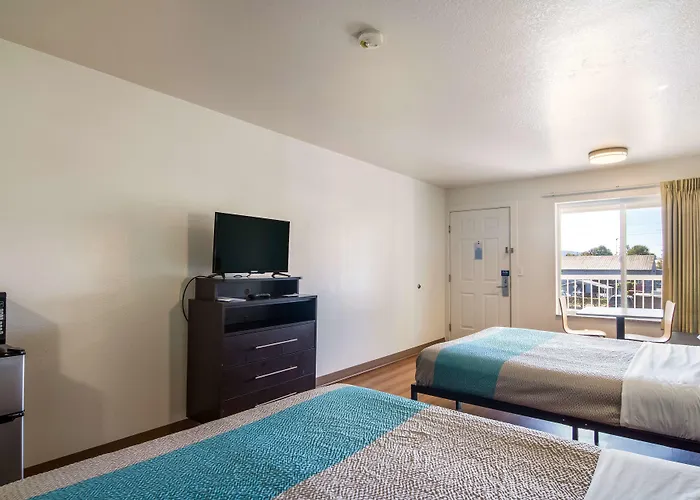 Motel 6 Portland Mall - 205