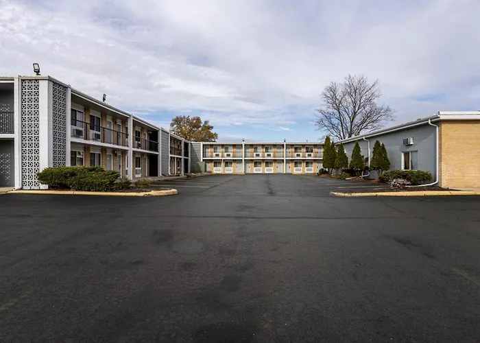 Super 8 By Wyndham Rockford South