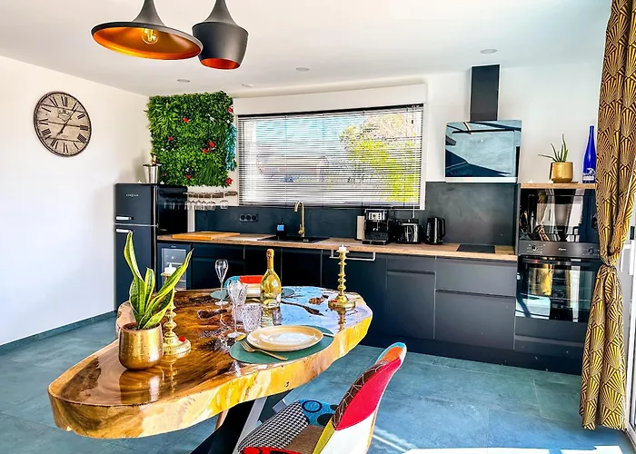 love room Villa Des Charmes-34450 vias