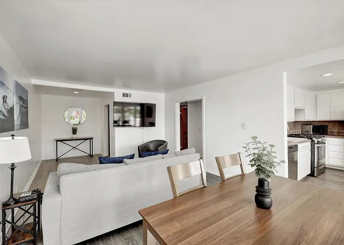Boutique Oceanside Marina Suites - A Waterfront Hotel