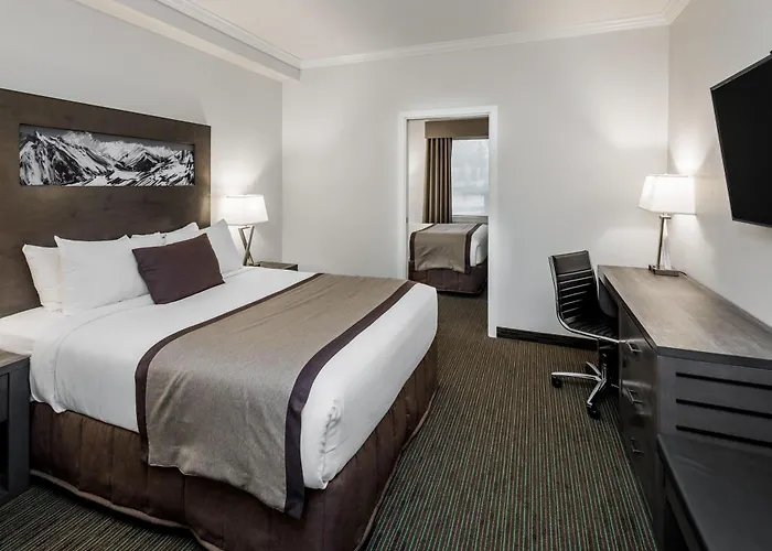 Ramada By Wyndham Revelstoke Hotel