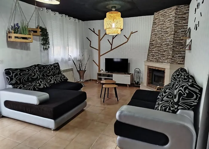La Villa de Iker con Chimenea y a 10 mint de Puy du Fou Argés