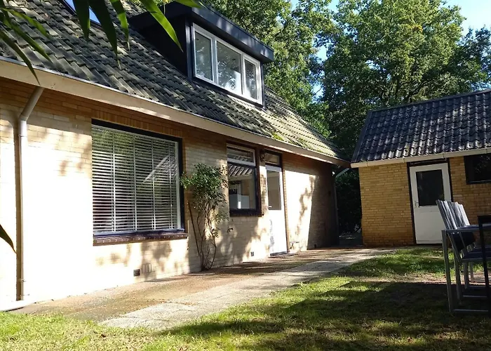 Heerlijk huisje in het Vechtdal tussen de bossen en de Vecht..