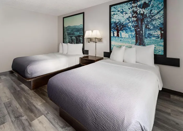 Super 8 By Wyndham Latham - Albany Airport Hotel